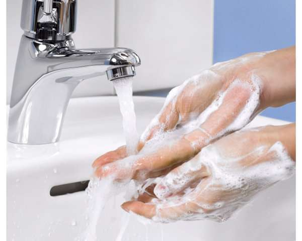 Hände waschen mit Wasser und Seife